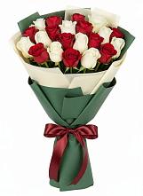 Букет Микс из красных и белых роз в Осе Иркутской области