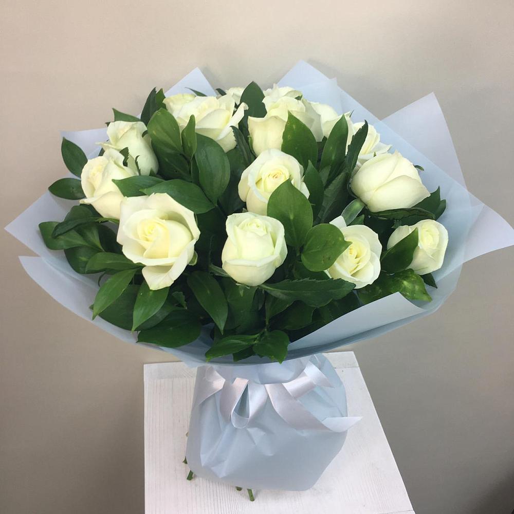 Букет 15 Белых роз Проуд в Осе Иркутской области