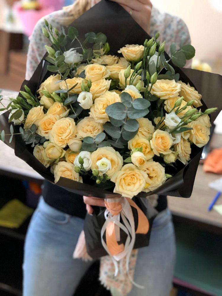 Букет цветов из: Розы и Лизиантусы в Осе Иркутской области