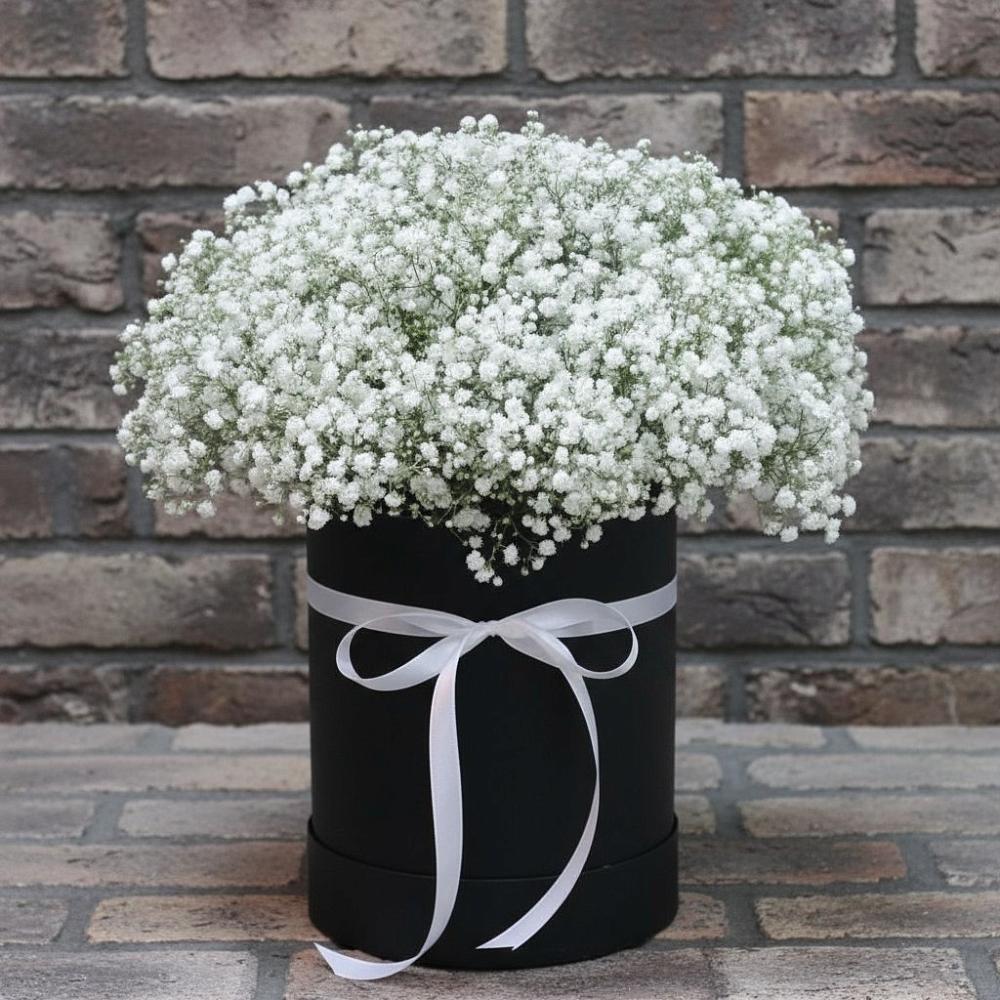 Цветочная композиция из Гипсофила в шляпной коробке в Осе Иркутской области