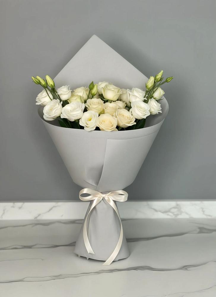 Букет цветов из: Розы и Лизиантусы в Осе Иркутской области