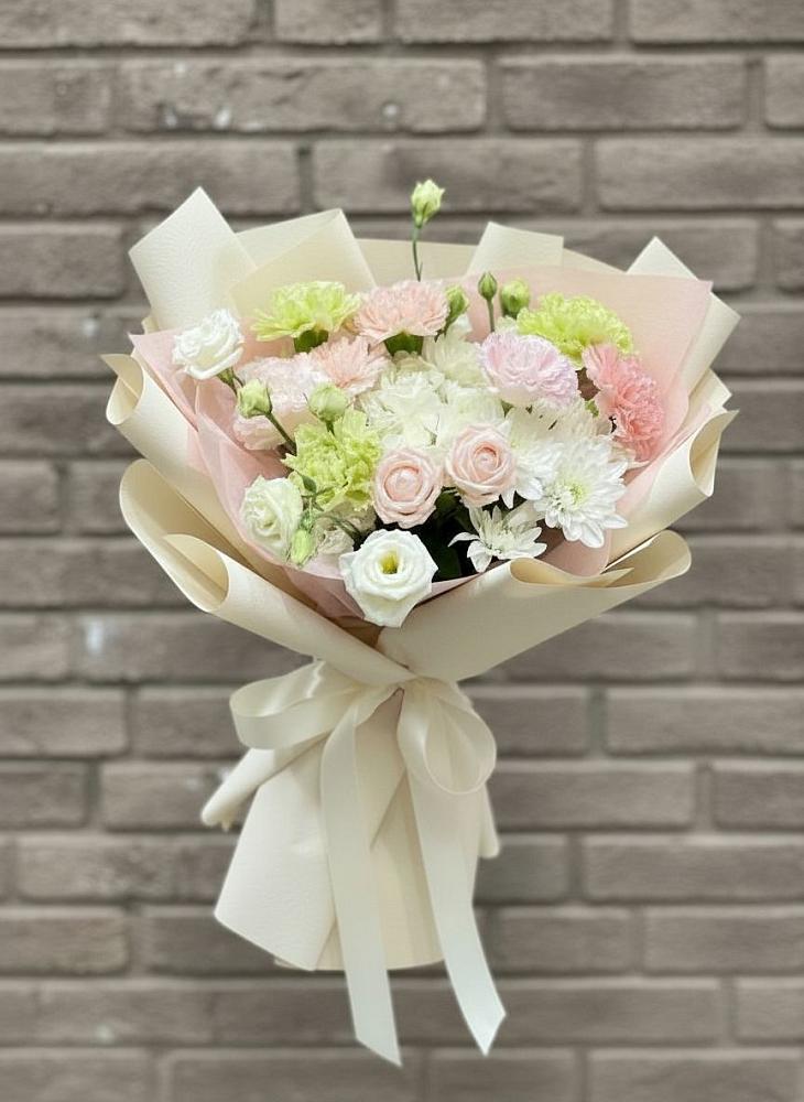 Букет цветов из: Гвоздики, Розы, Лизиантусы и Хризантемы в Осе Иркутской области