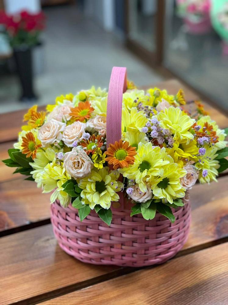 Цветочная композиция из Хризантемы и Розы в корзине в Осе Иркутской области