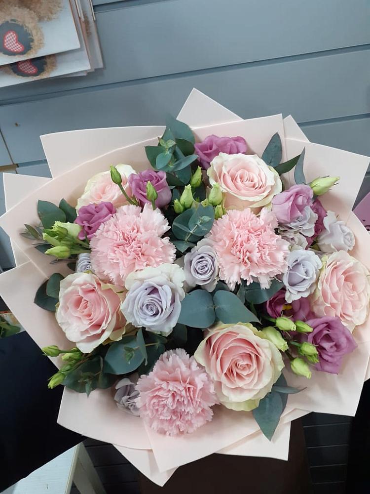 Букет цветов из: Розы, Гвоздики и Лизиантусы в Осе Иркутской области