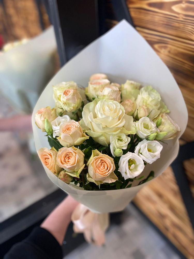 Букет цветов из: Розы и Лизиантусы в Осе Иркутской области