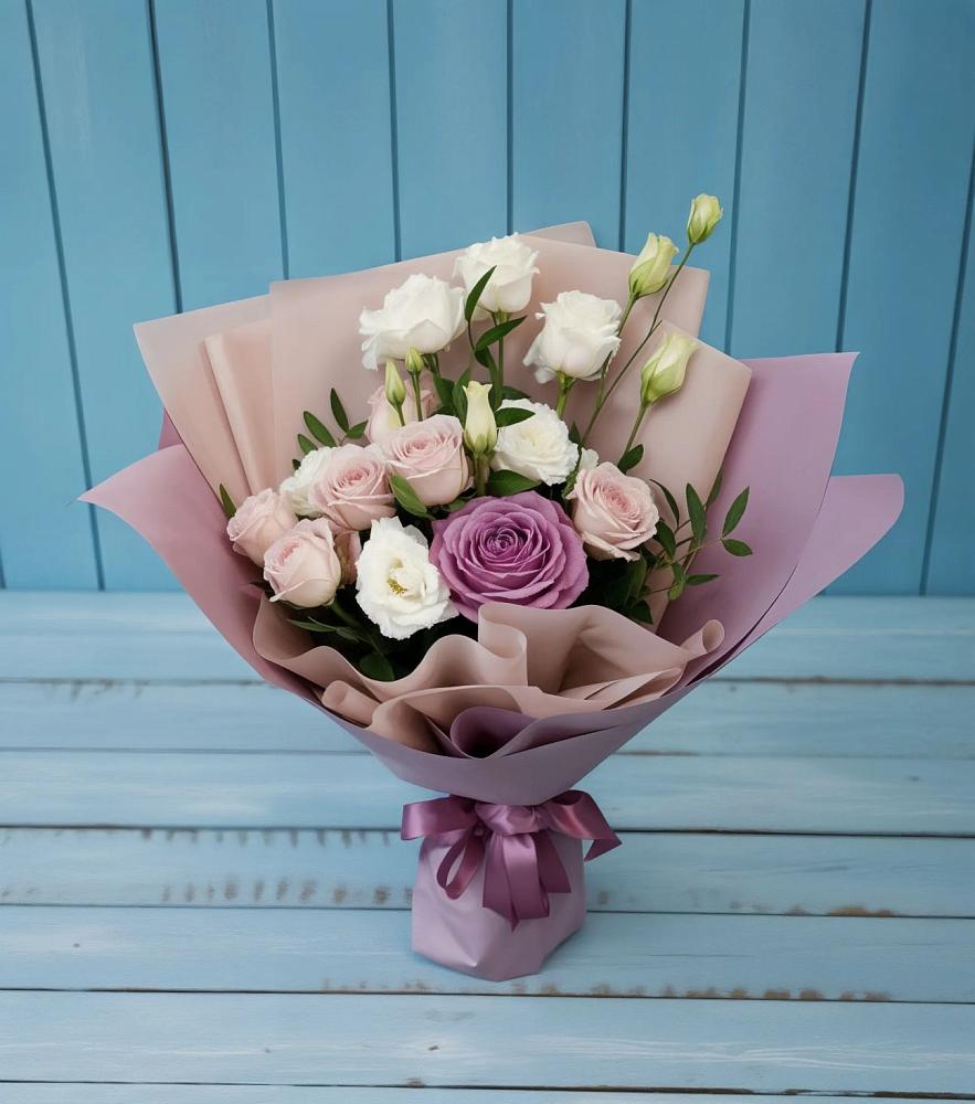 Букет цветов из: Розы и Лизиантусы в Осе Иркутской области